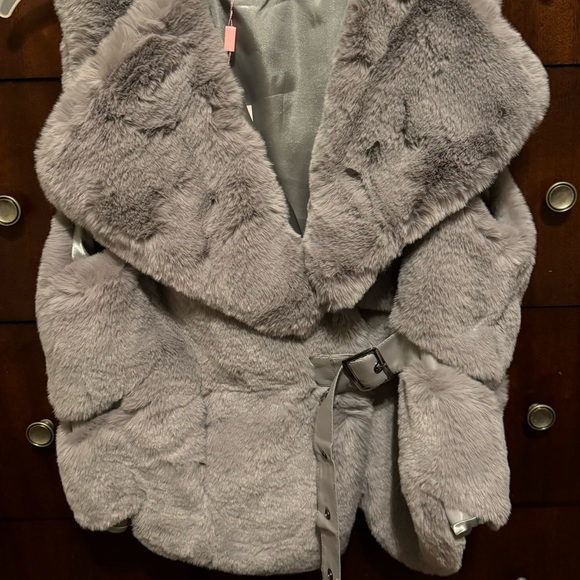 Winter 2025 women’s Belted Faux Fur Sleeveless Vest - Picture 2 of 9